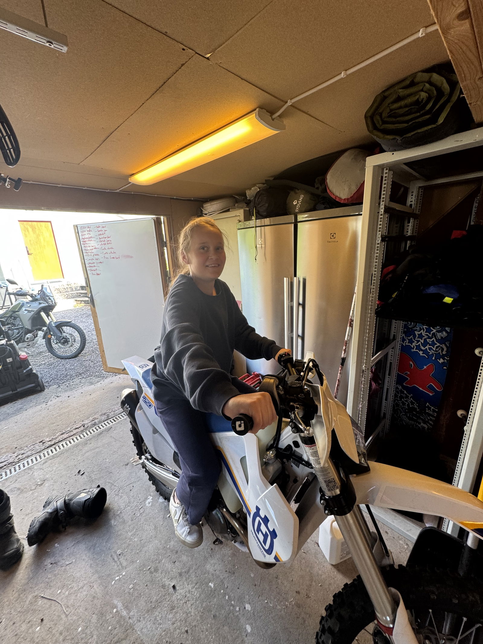Nu har Ebba önskat sig en motorcykel också 😆😆 - “Vafan jag kan ju inte vara den enda i familjen som inte kör mc, det blir ju lite tattigt” 😂😎