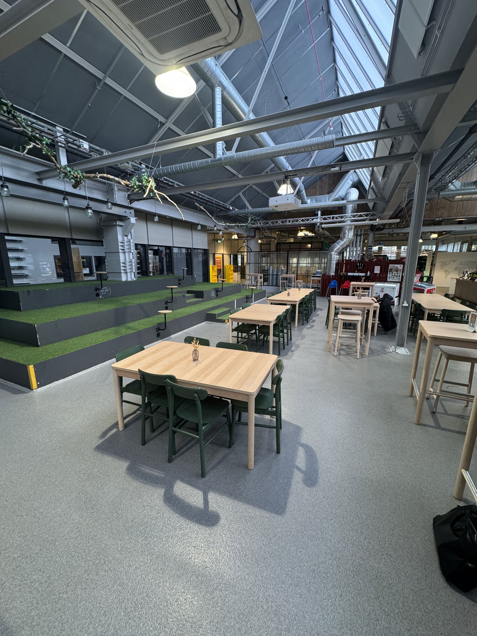 Assar/Balthazar är riktigt nice ställe att jobba på,  platsen för kommande tech-snack-fika kanske? 🤔 