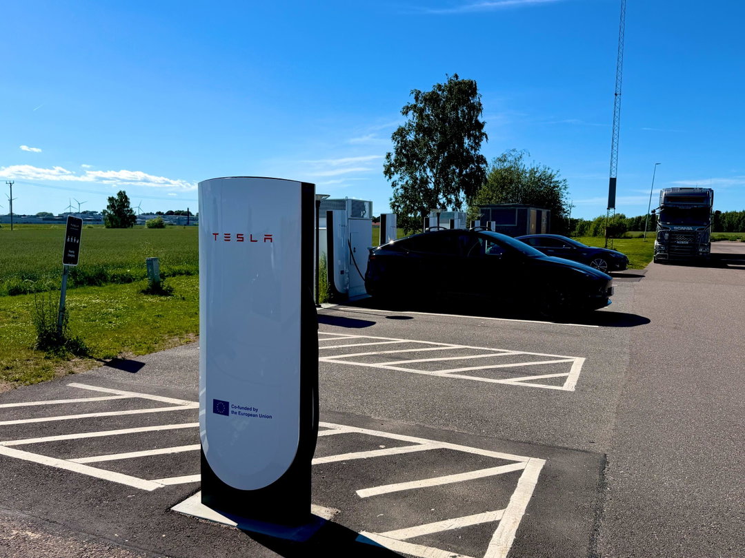 I Skaraborg finns två Tesla superchargerstationer! I Jung och i Mariestad. Om du stannar för att ladda, passa på att ladda några procent extra och ta en avstickare till nåt alla besöksmål i Skaraborg. Vi tror du fattar vart du hittar dom 🤭