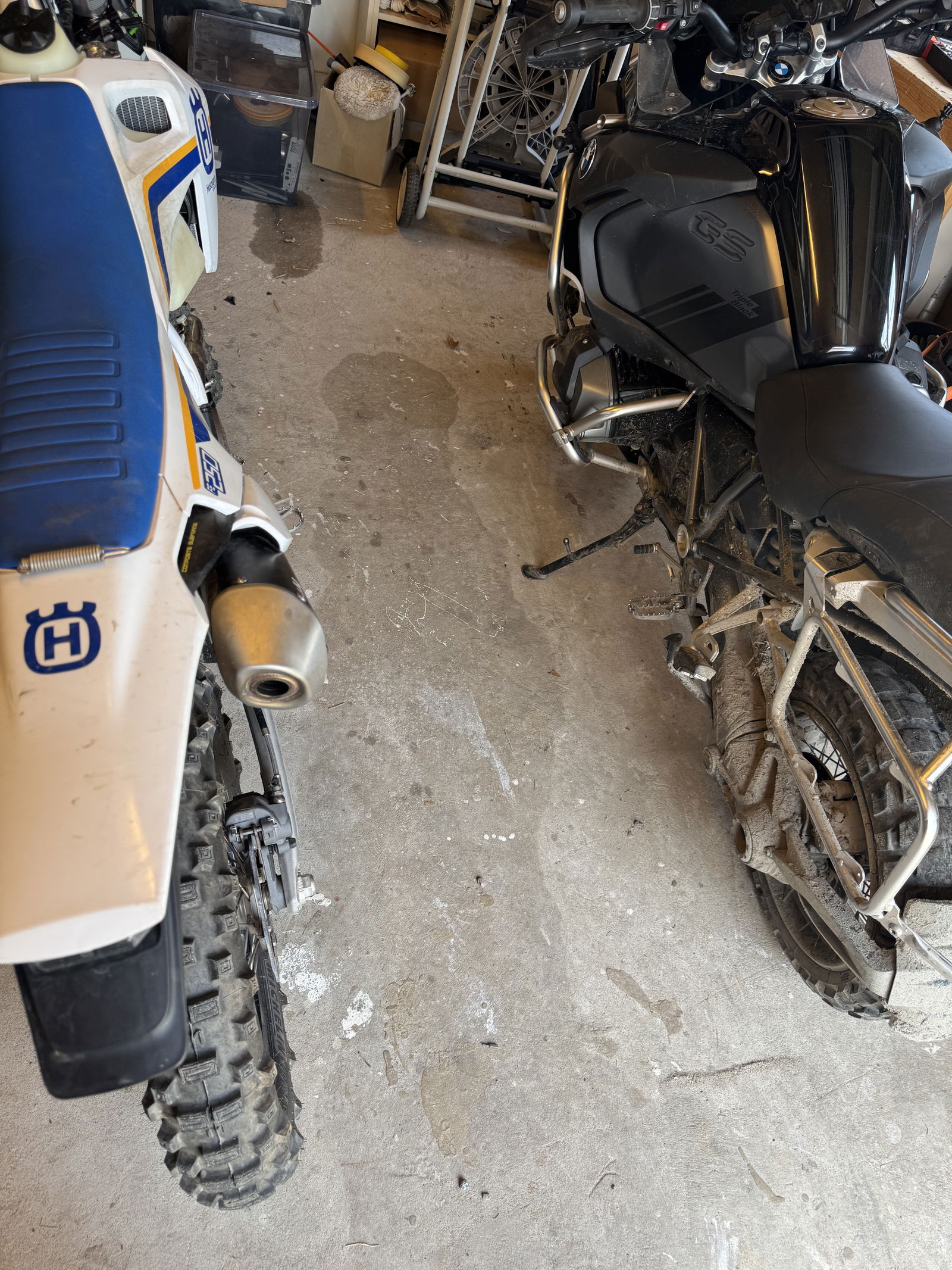 När man betraktar den här bilden blir det väldigt tydligt att det saknas något. Platsen är ju som klipp och skuren för en Tenere 700?